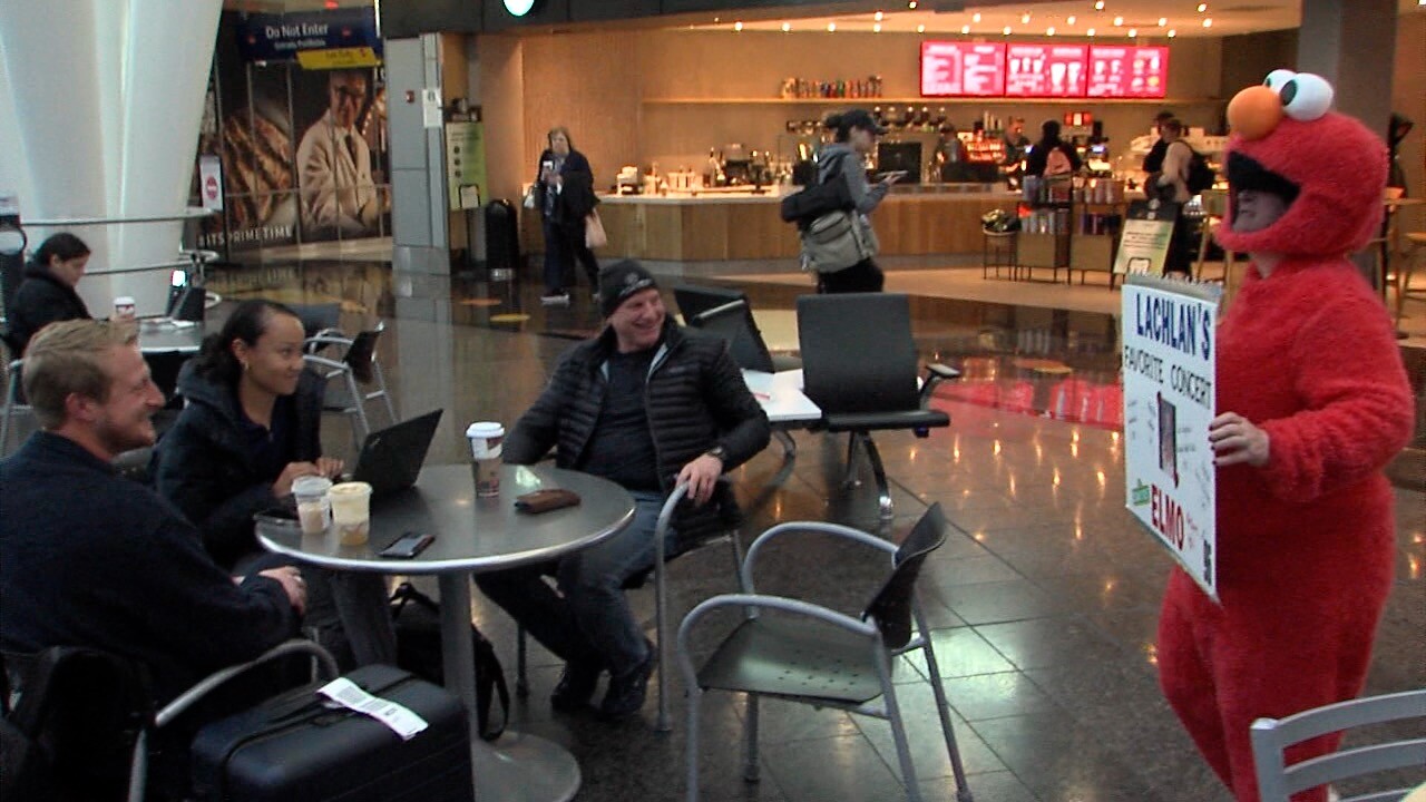 Mom pulls off welcome home surprise for son coming home for Thanksgiving